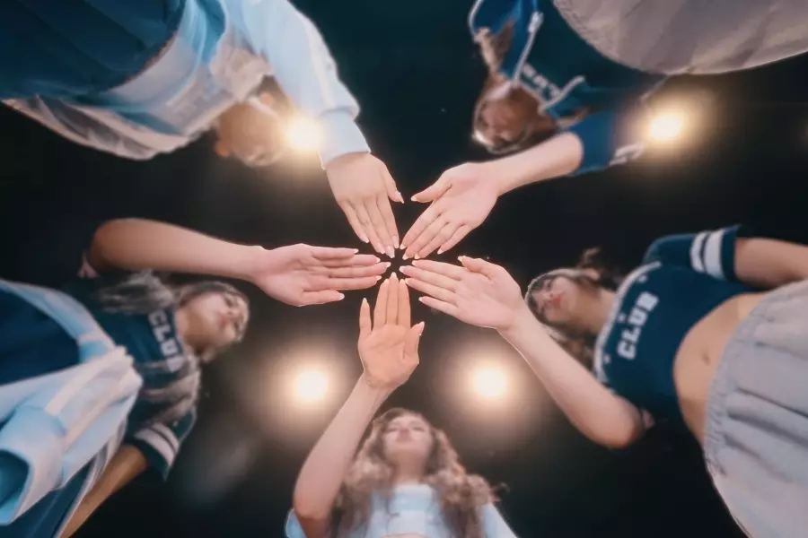 Dive into NewJeans' Enthralling Choreography for "Cool With You"